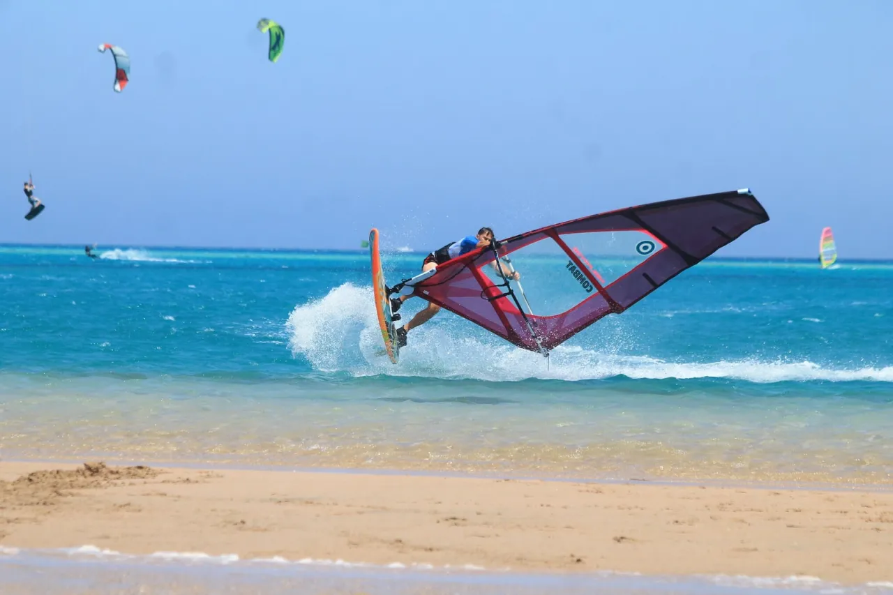 Zdjęcie Najlepsze miejsca na windsurfing - gdzie windsurfing jest idealny?