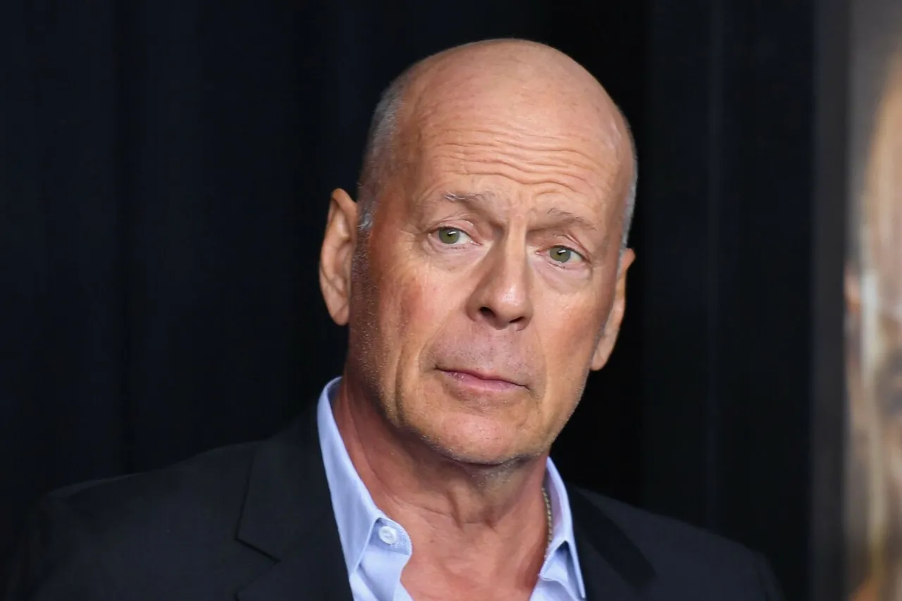 Zdjęcie Bruce Willis ma 69 lat – czy jego problemy zdrowotne wpływają na karierę?