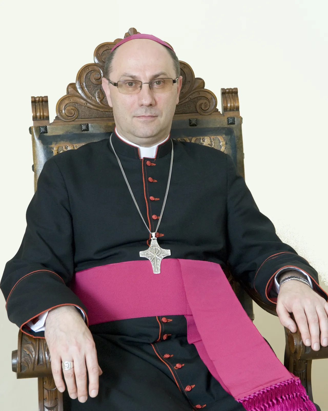 Zdjęcie Ubranie księdza jak się nazywa – poznaj tajemnice szat liturgicznych