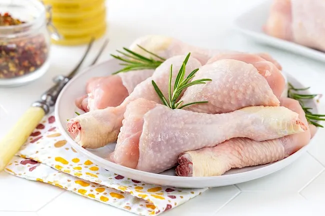 Zdjęcie Ile kalorii ma 100 gram kurczaka? Poznaj fakty i różnice
