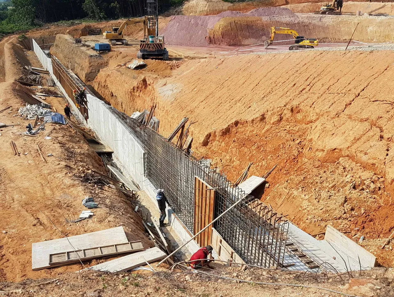 Zdjęcie Prawidłowy fundament pod murek oporowy: kompletne wymogi techniczne