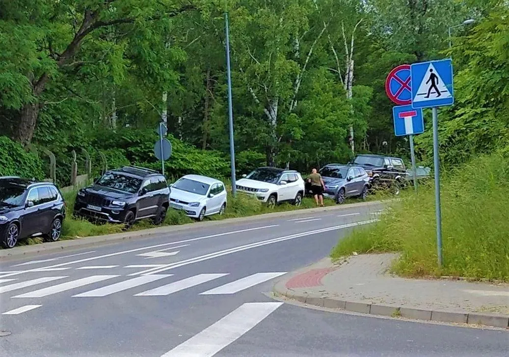 Zdjęcie Parking przy Dolinie Pięciu Stawów: wszystko co musisz wiedzieć przed wizytą