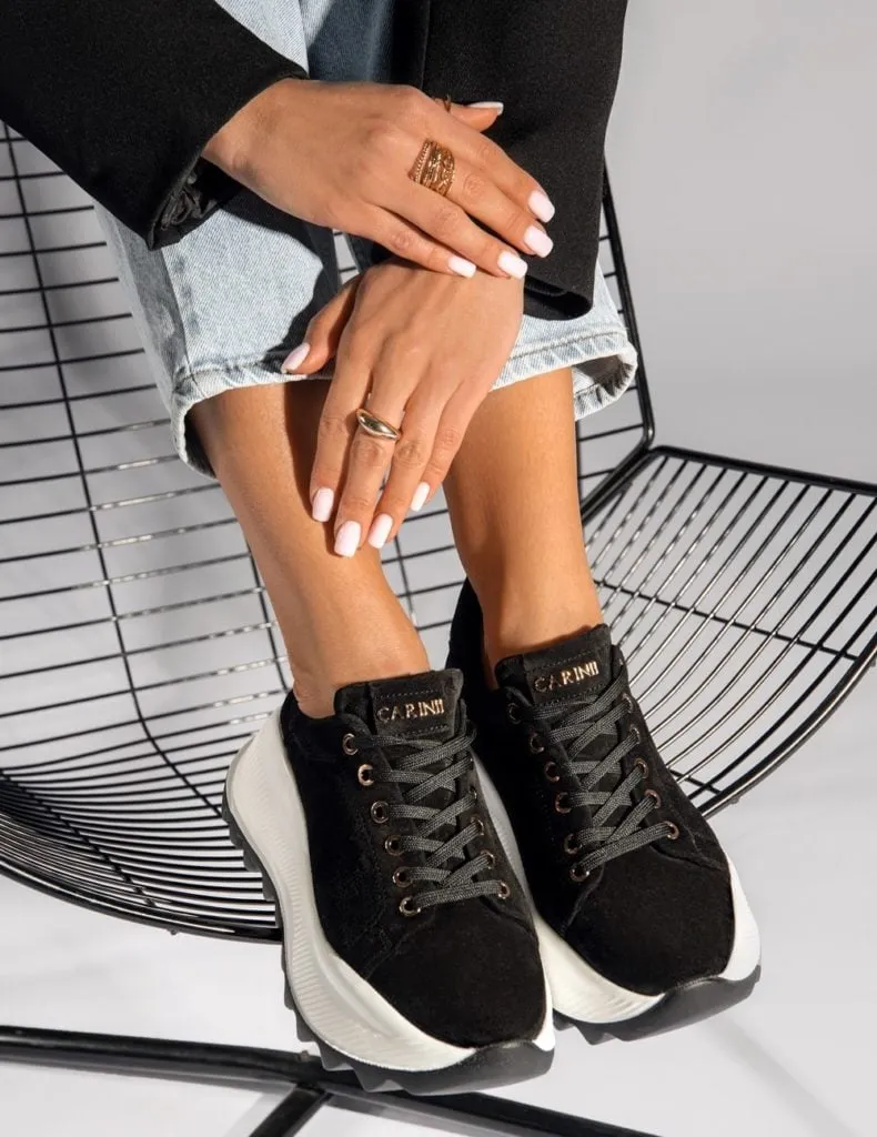 Zdjęcie Stylizacje z czarnymi sneakersami: Odkryj modne połączenia na każdą okazję