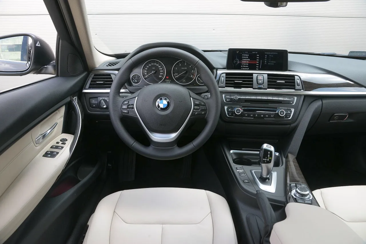 Zdjęcie BMW F30 wnętrze - elegancja, komfort i nowoczesne technologie