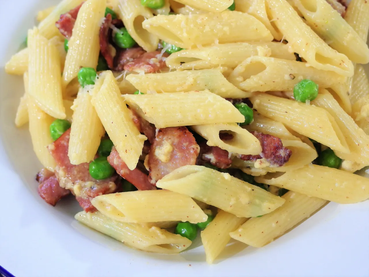Zdjęcie Penne carbonara przepis: Idealne włoskie danie w 20 minut