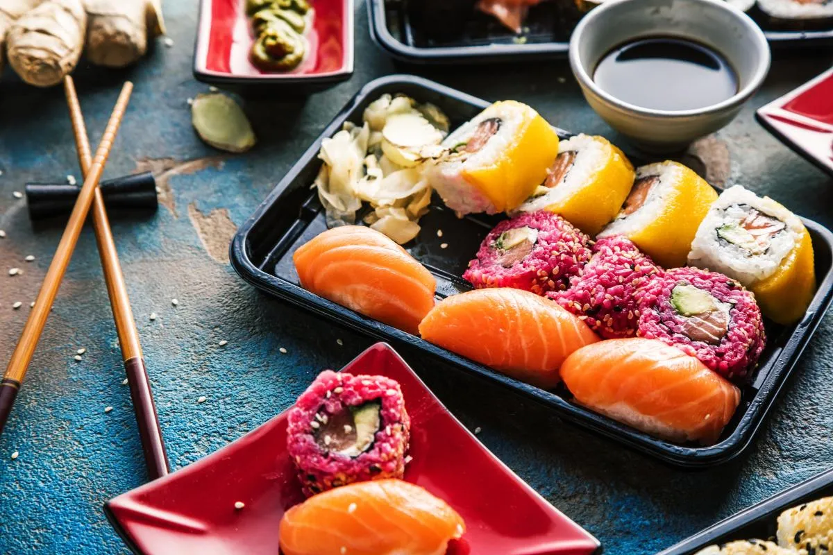 Zdjęcie Ile kalorii ma sushi z łososiem? Wartość odżywcza i porady dla diety