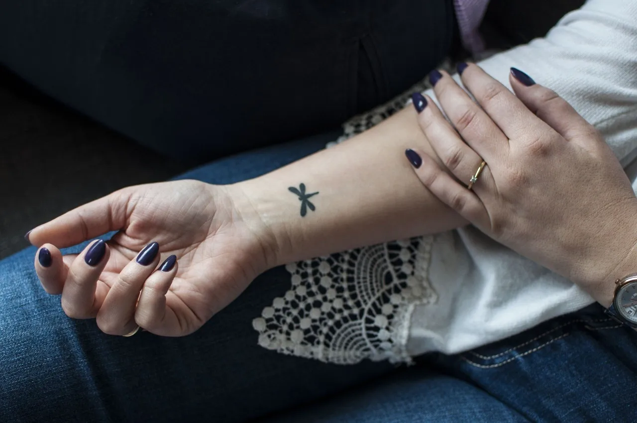 Zdjęcie Małe tatuaże damskie: znaczenie i symbolika popularnych wzorów