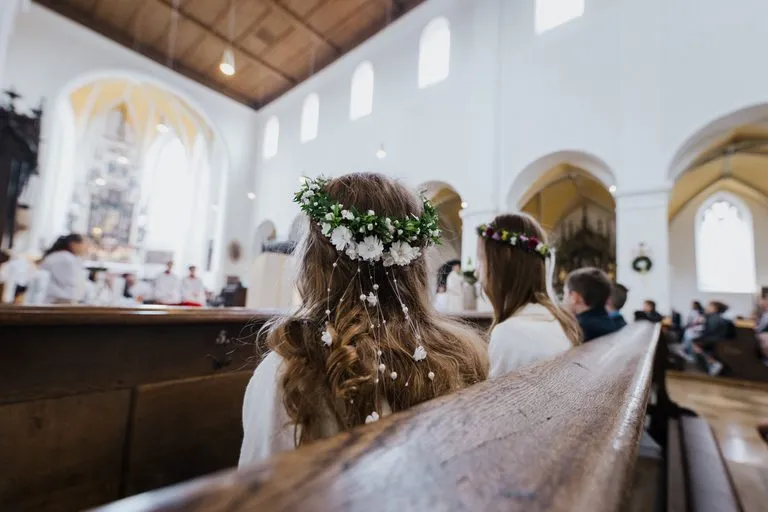Zdjęcie Ile się daje na komunię świętą? Sprawdź, aby nie przepłacić