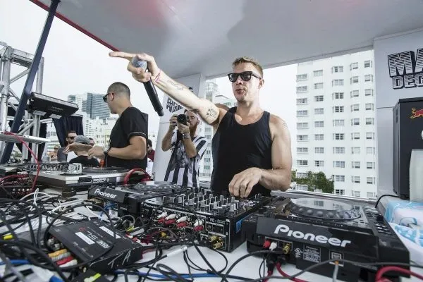 Zdjęcie Ile zarabia DJ w klubie? Poznaj zaskakujące różnice w wynagrodzeniu