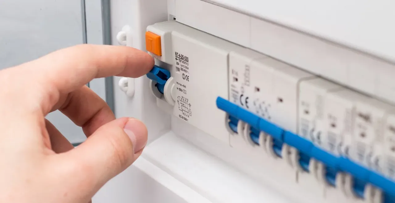 Zdjęcie Bezpieczniki do garażu: Unikaj zagrożeń i chroń swój elektryczny sprzęt skutecznie