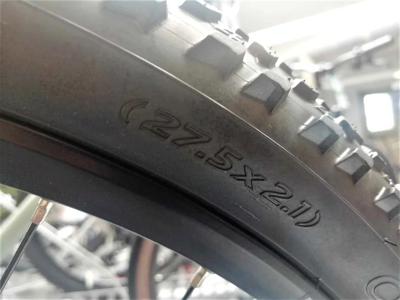 Zdjęcie Jak dobrać dętkę do opony? Praktyczny poradnik krok po kroku