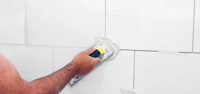 Zdjęcie Jak fugować płytki na ścianie bez błędów i z najlepszym efektem