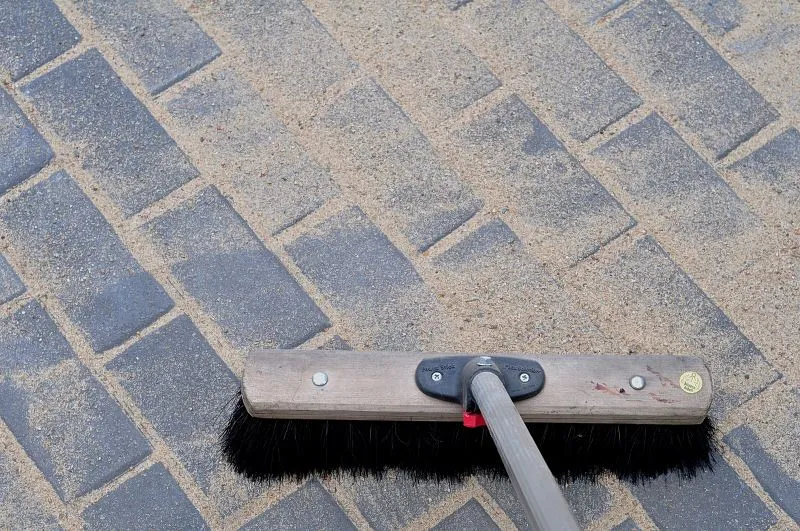 Zdjęcie Czym wypełnić fugi w kostce brukowej? Najlepsze materiały i porady