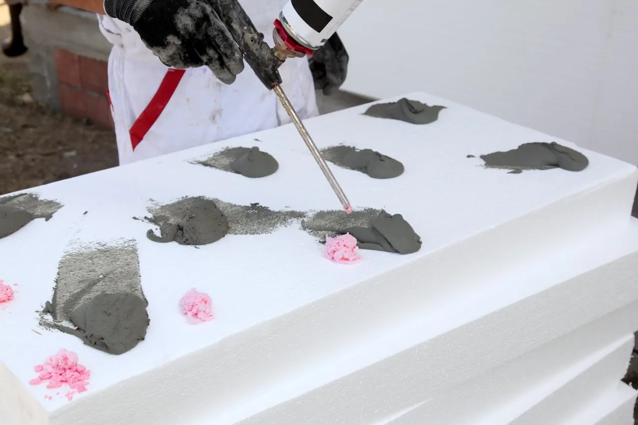 Zdjęcie Jak kleić styropian na ścianę: skuteczne metody i tajniki przyklejania