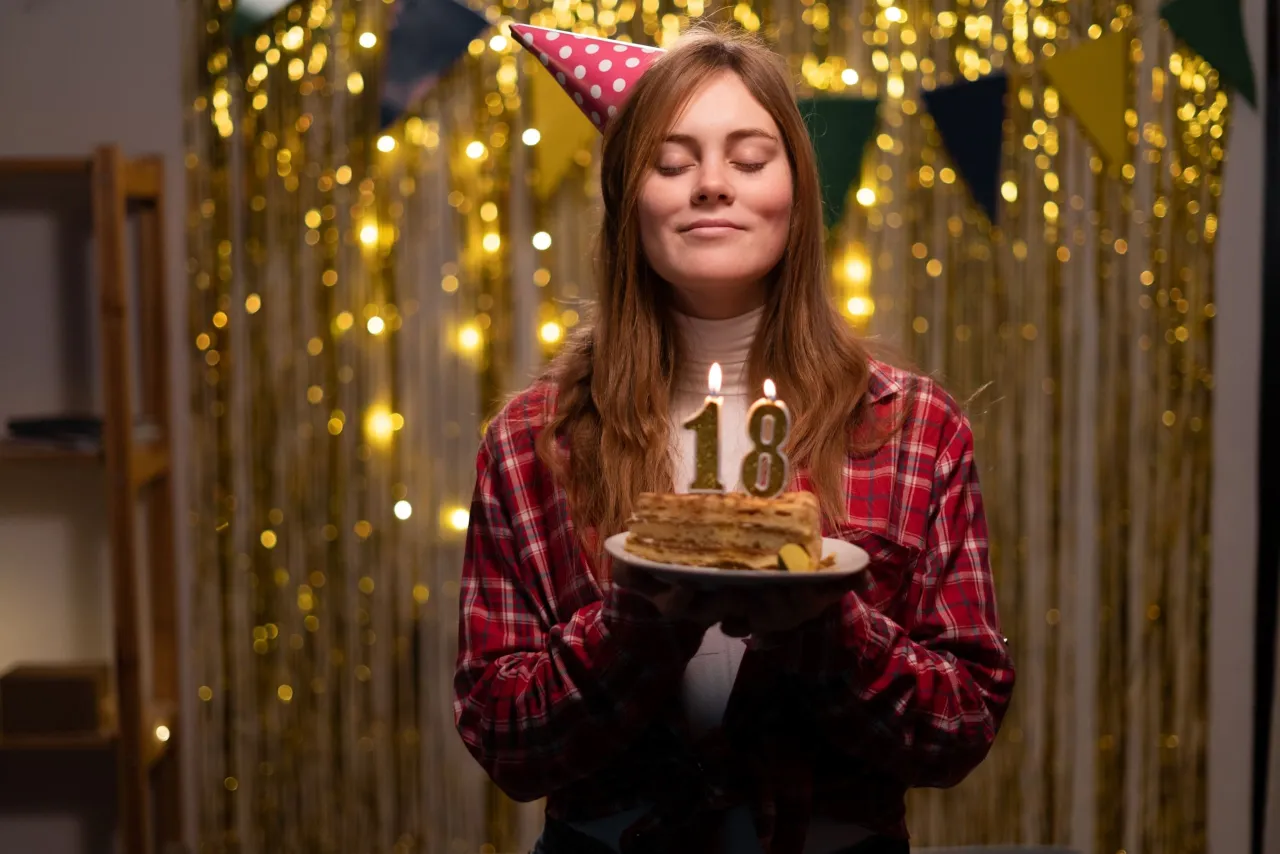 Zdjęcie Ile daje się pieniędzy na 18 urodziny? Zaskakujące kwoty w kopertach