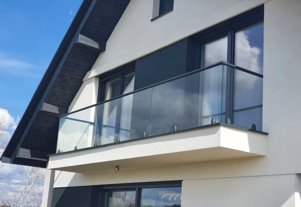 Zdjęcie Balustrada szklana na balkon: Elegancja i bezpieczeństwo w jednym