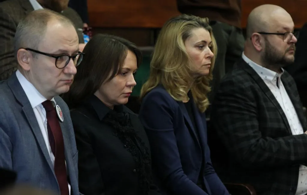 Zdjęcie Żony Kamińskiego i Wąsika w Sejmie. Specjalne tablice na miejscach polityków PiS-u