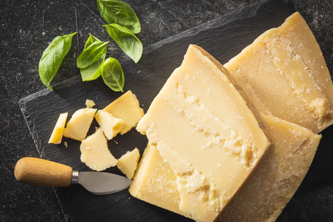 Zdjęcie Jak wygląda ser parmezan? Odkryj jego unikalne cechy i wygląd