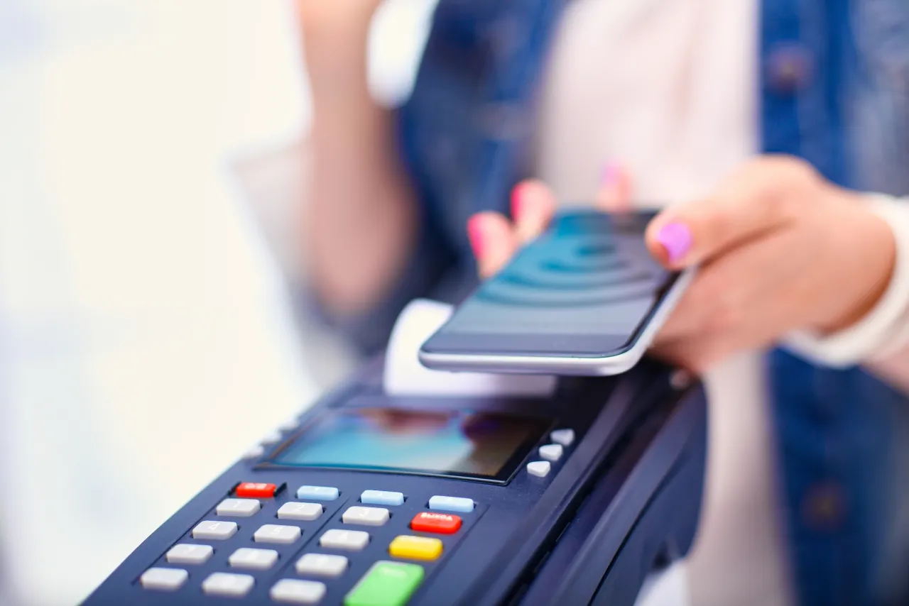 Zdjęcie Jak korzystać z NFC w telefonie – włącz, płac i przesyłaj dane bez obaw