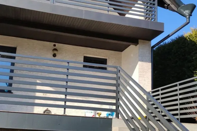 Zdjęcie Balustrady zewnętrzne na schody: Bezpieczne i stylowe rozwiązania
