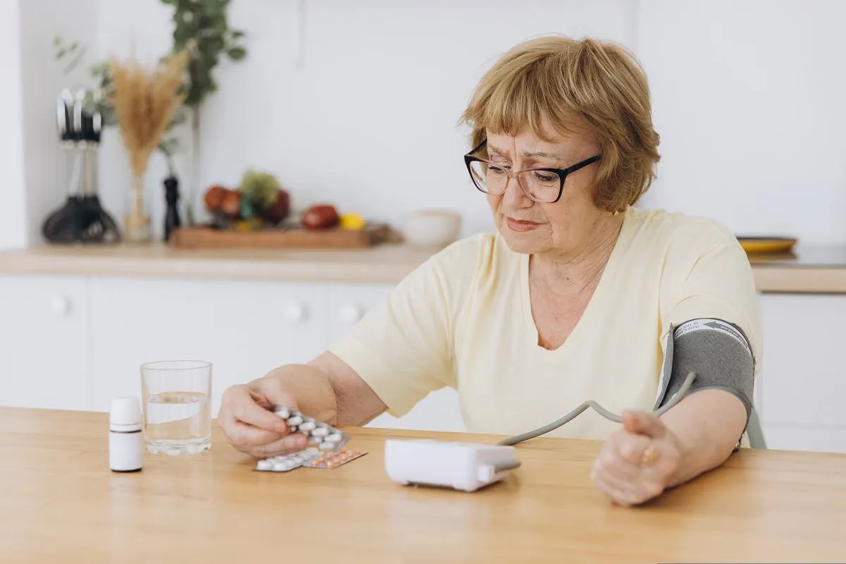 Zdjęcie O jakiej porze brać leki na nadciśnienie, aby uniknąć skutków ubocznych?
