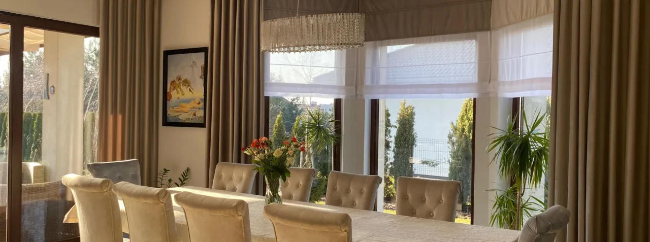 Zdjęcie Firany do wykuszu: styl, wybór i jak wkomponować w aranżację wnętrza?