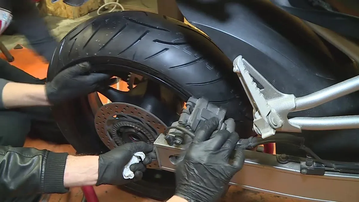 Zdjęcie Co ile wymieniać opony w motocyklu, aby uniknąć niebezpieczeństwa?