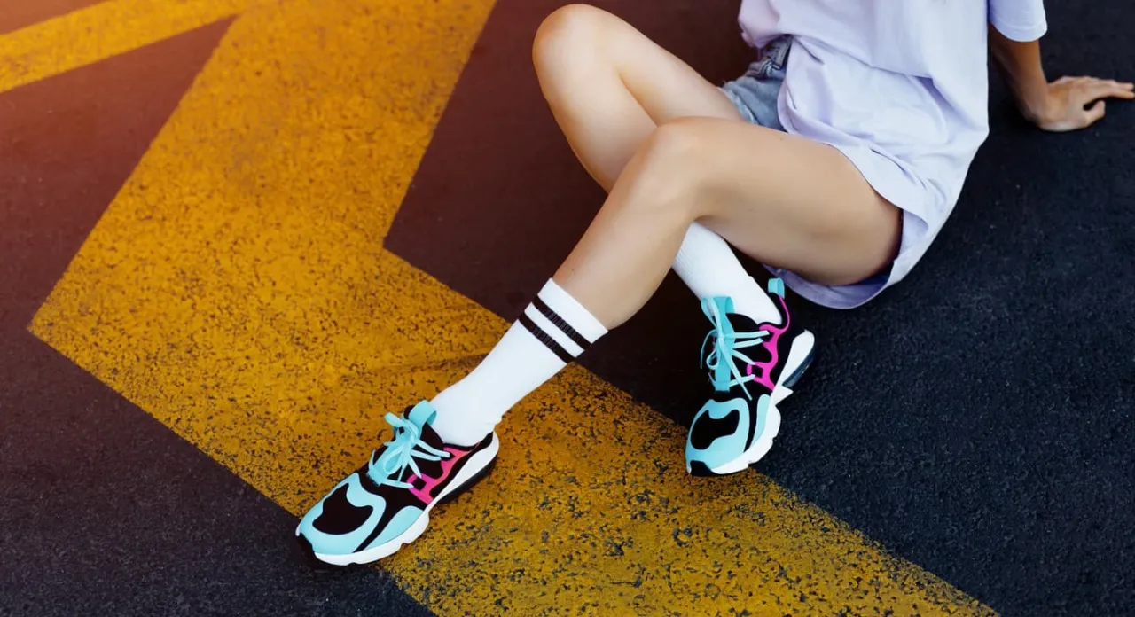 Zdjęcie Jak dobrać skarpetki do sneakersów? Stylowe porady i triki