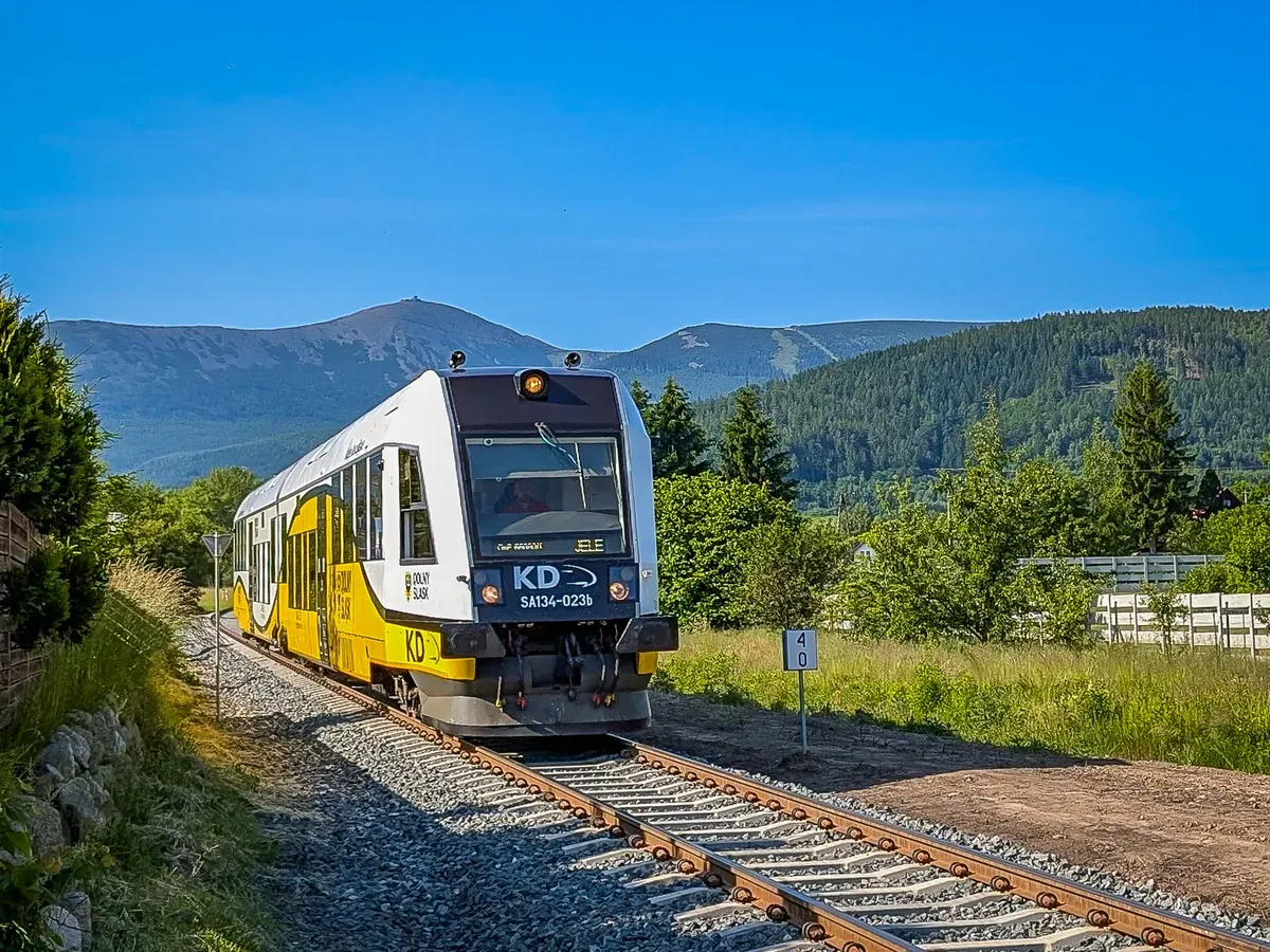 Zdjęcie Jak szybko i wygodnie dojechać z Jeleniej Góry do Karpacza – najlepsze trasy i porady