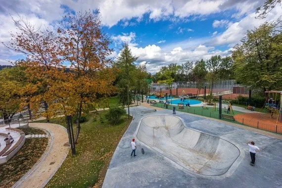 Zdjęcie Skatepark Ursus – idealne miejsce dla miłośników skateboardingowych przygód