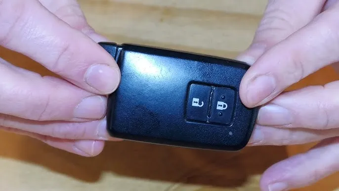 Zdjęcie Jak wymienić baterie w kluczyku Toyota Auris - proste kroki i porady
