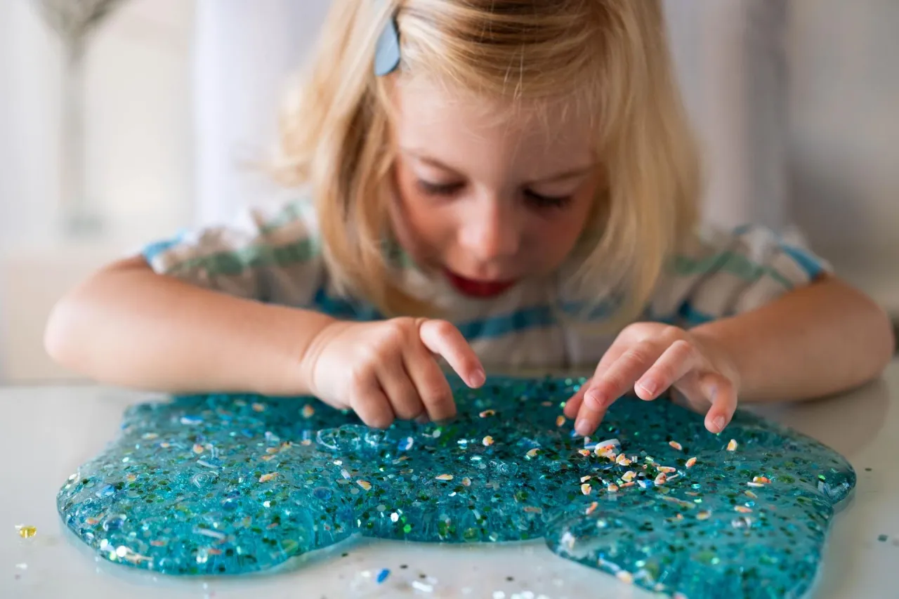 Zdjęcie Skuteczne metody na usunięcie slime z kanapy bez uszkodzeń
