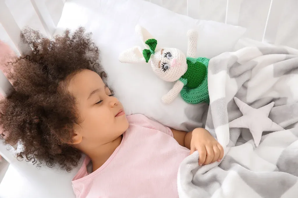 Zdjęcie Jak nauczyć dziecko spać z przytulanką - sprawdzone sposoby na sen