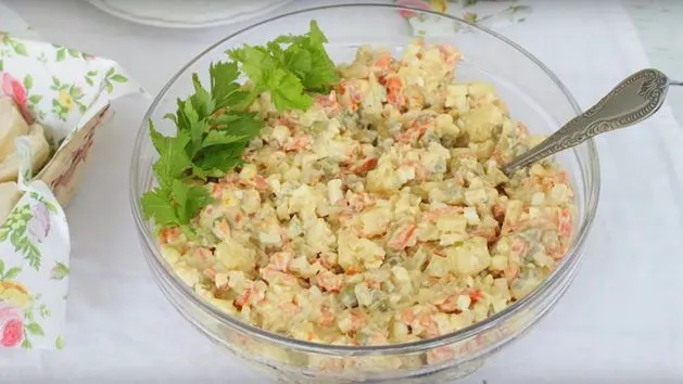 Zdjęcie Czy do sałatki jarzynowej dodaje się jabłko? Oto co musisz wiedzieć