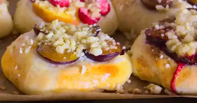 Zdjęcie Łatwy przepis na fit drożdżówki z serem: Szybki i zdrowy deser