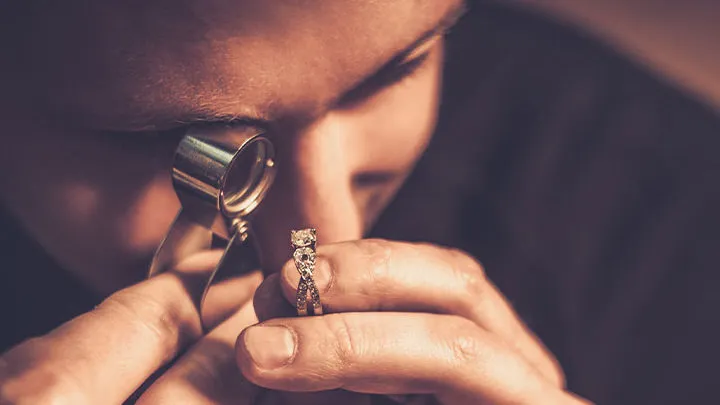 Zdjęcie Co można sprzedawać w lombardzie? Odkryj cenne przedmioty do sprzedaży