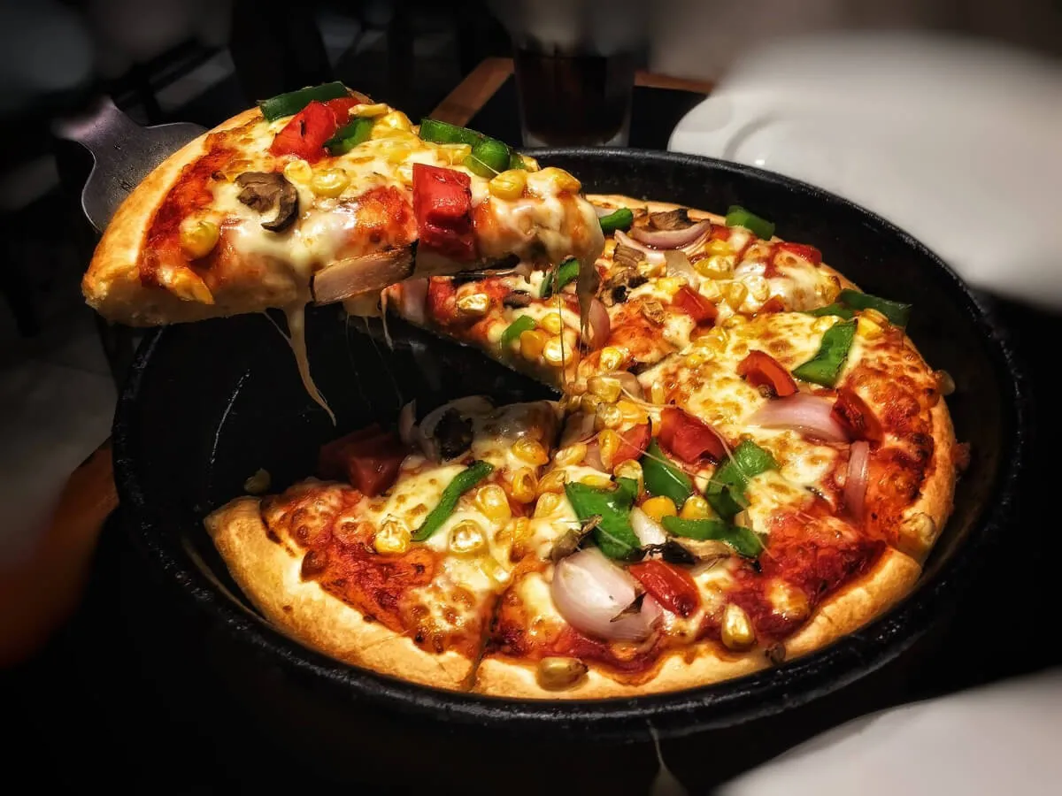 Zdjęcie Jak podgrzać pizzę na patelni, by zachować jej smak i chrupkość