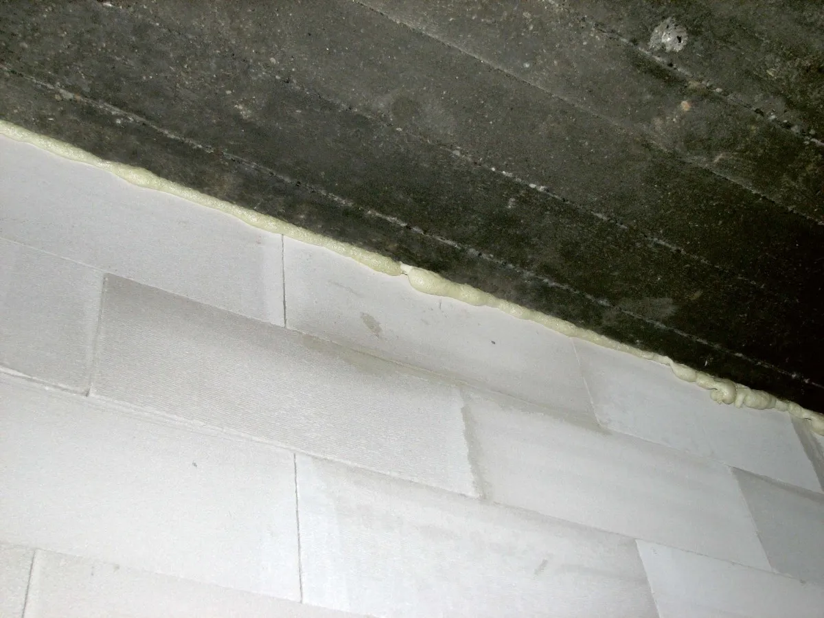 Zdjęcie Czym wypełnić dylatacje w ścianie, aby uniknąć problemów z wilgocią?