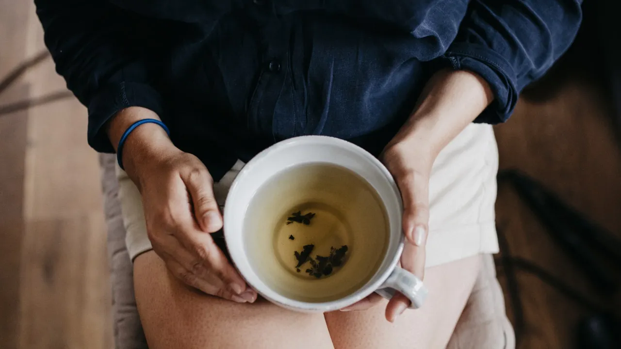 Zdjęcie Najlepsze herbaty na okres: 5 naturalnych sposobów na złagodzenie bólu