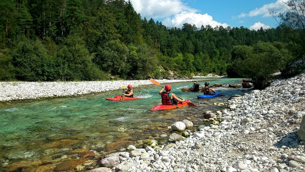Zdjęcie Spływy kajakowe Podkarpackie: Przewodnik po trasach i organizacji