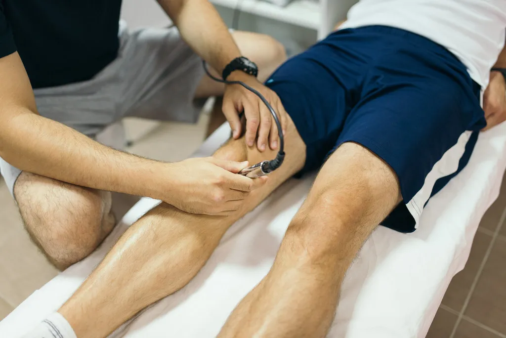 Zdjęcie Ile trwa rehabilitacja po artroskopii kolana? Oczekiwania i rzeczywistość
