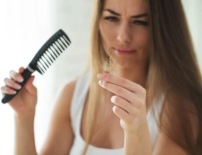 Zdjęcie ¿Se me cae mucho el pelo cuando me lo lavo? Entiende por qué ocurre