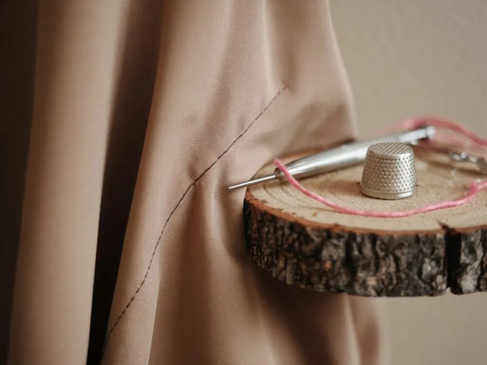 Zdjęcie Jak zamaskować dziurę w swetrze? Sprawdzone metody naprawy