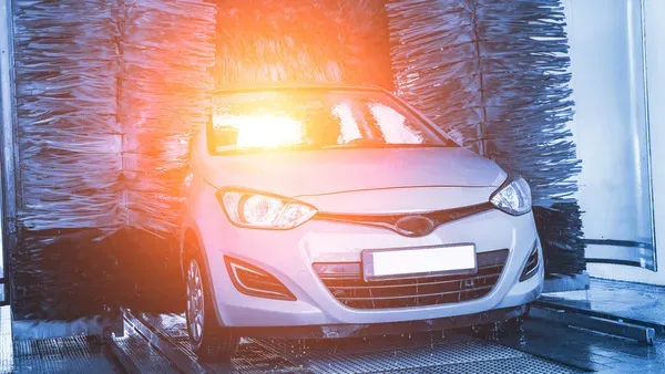 Zdjęcie Czy myjnia automatyczna rysuje lakier? Sprawdź, co musisz wiedzieć