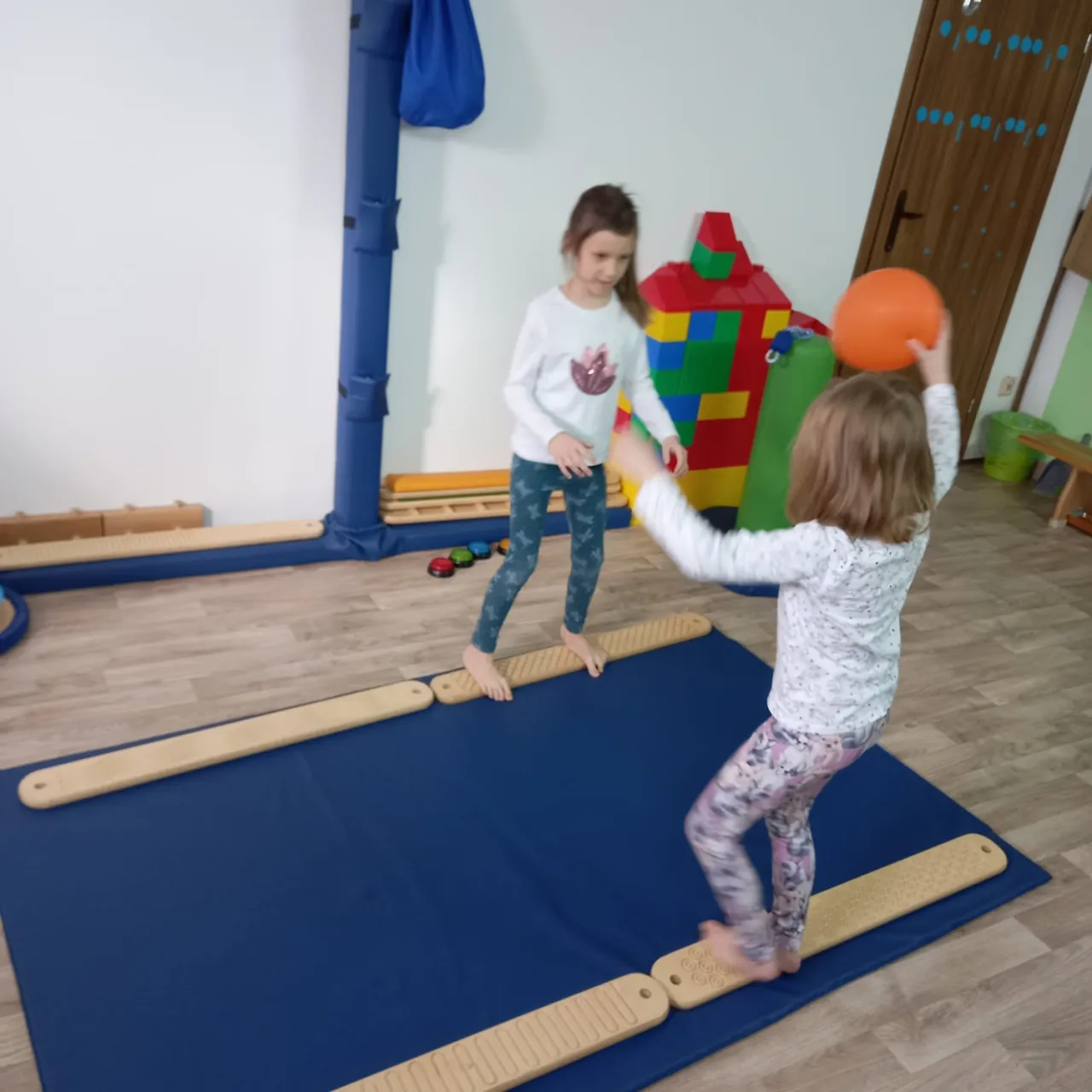 Zdjęcie Cele ścieżki sensorycznej: Jak wspiera rozwój dzieci i ich zmysły