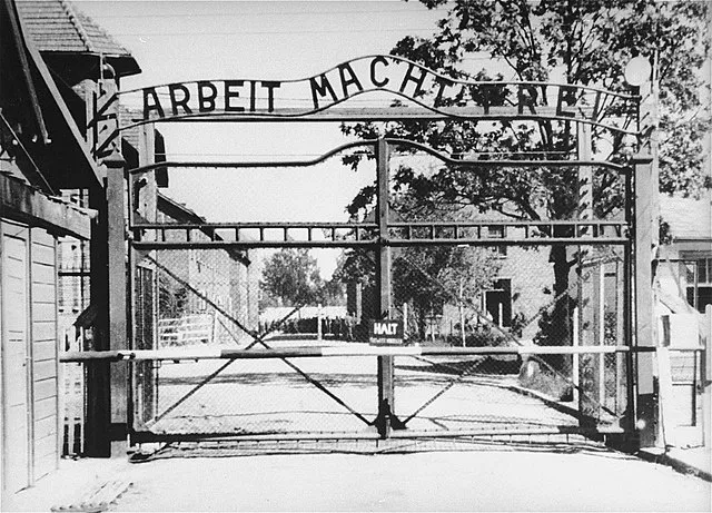 Zdjęcie W którym roku powstało Auschwitz? Odkryj jego mroczną historię