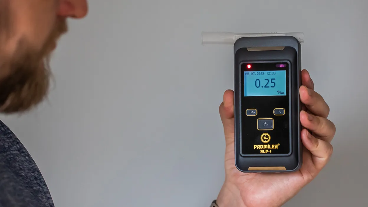 Zdjęcie Jaki alkomat kupić: elektrochemiczny czy półprzewodnikowy? Porównanie