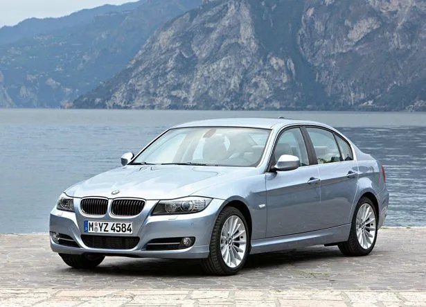 Zdjęcie Bezpieczniki BMW E90 gdzie są? Odkryj lokalizacje i uniknij problemów