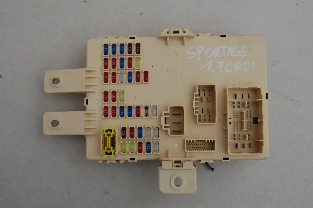 Zdjęcie Gdzie są bezpieczniki w Kia Sportage 3 i jak je łatwo znaleźć