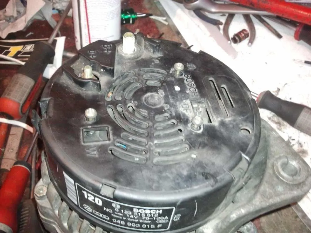 Zdjęcie Jak wyciągnąć alternator w Audi A6 C5 2.4 - uniknij trudności
